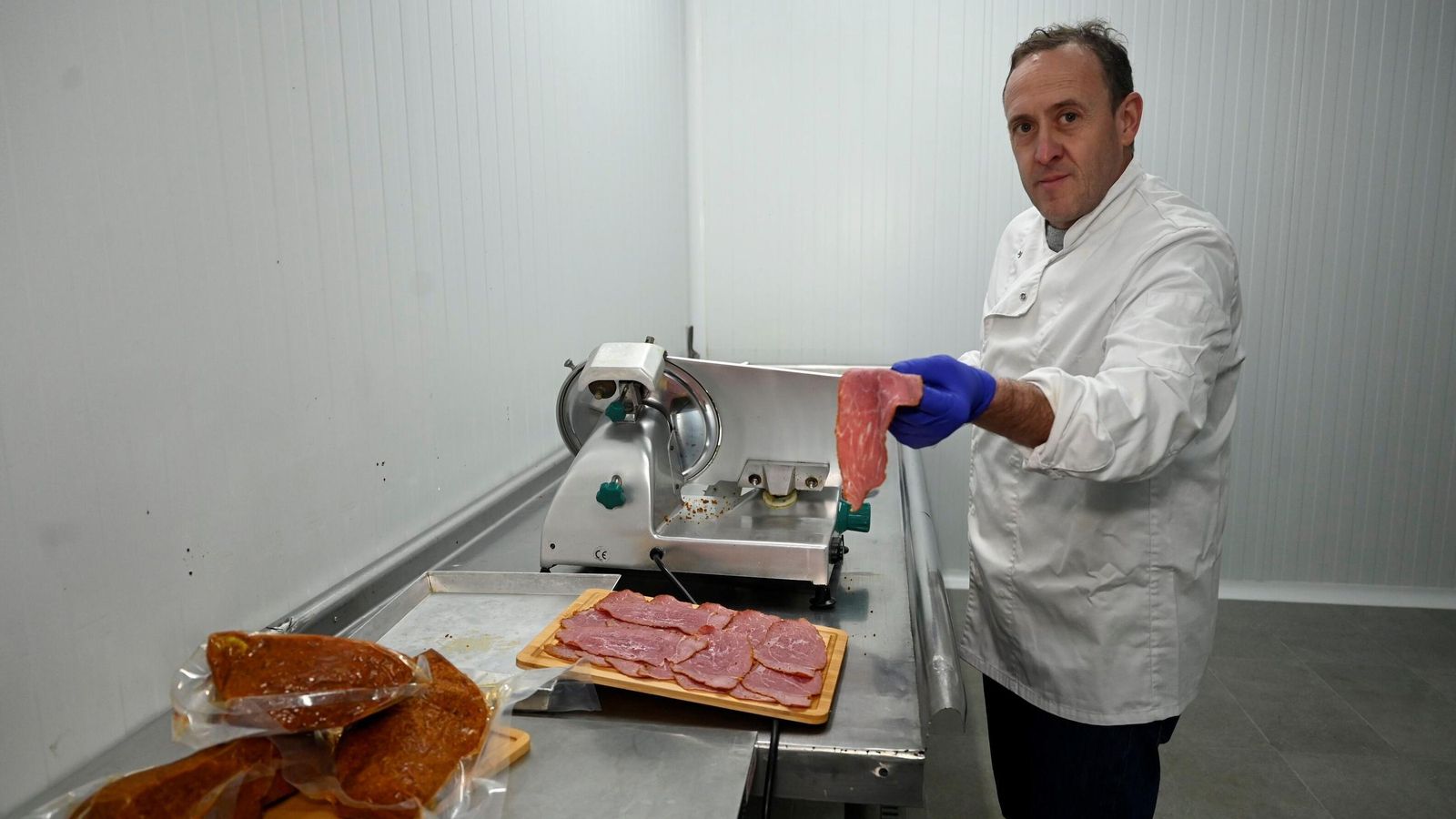 José Luis Romera en su centro de producción de pastrami.