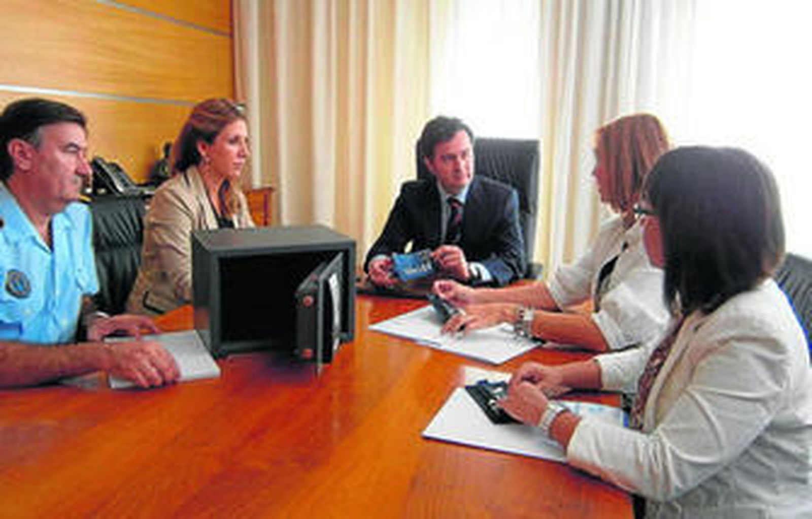 Un momento de la firma del convenio.