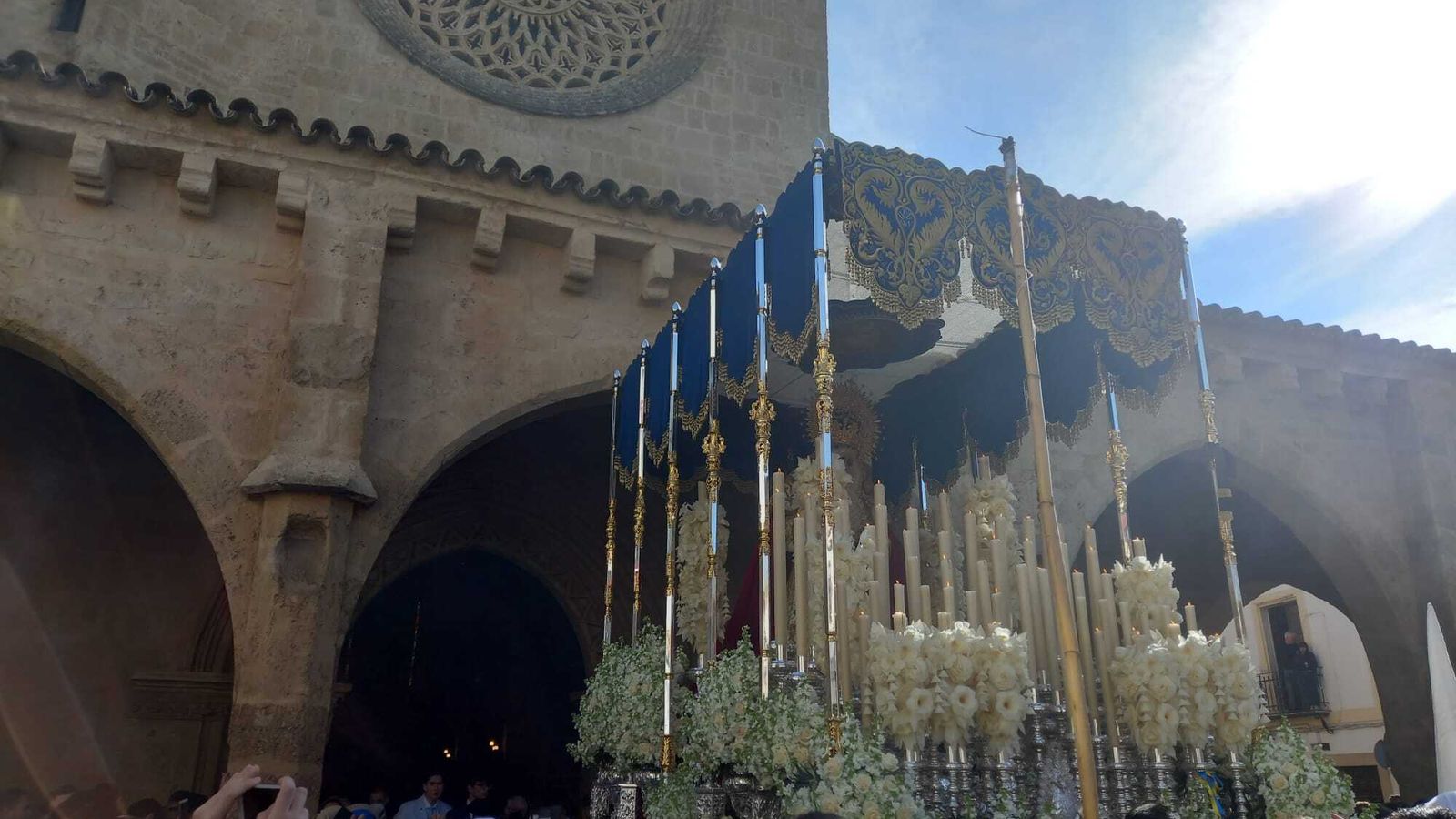 Paso de palio de Nuestra Señora de la Palma tras su salida desde San Lorenzo.