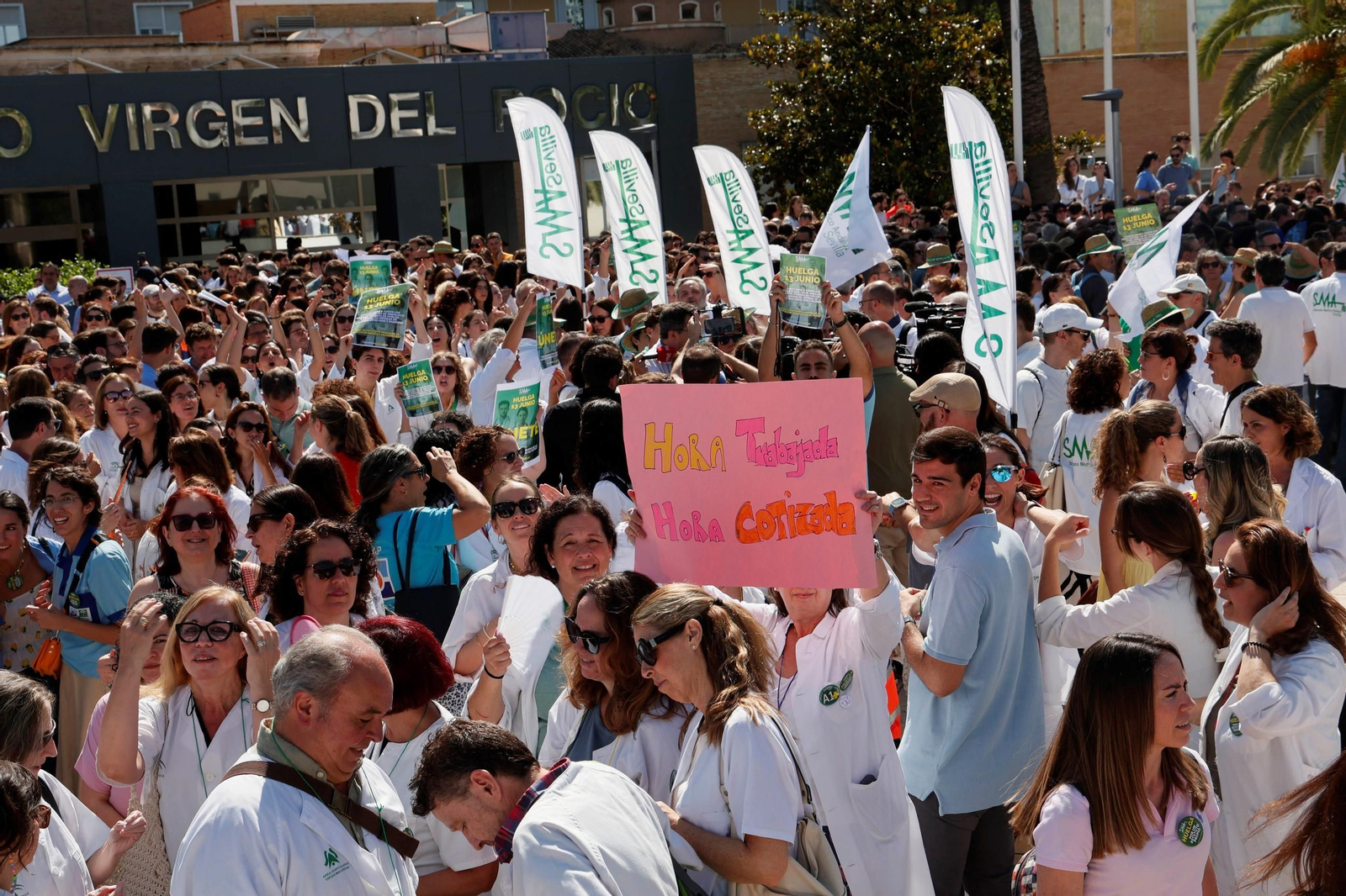 Cientos de médicos han secundado la protesta convocada en el Hospital Virgen del Rocío.