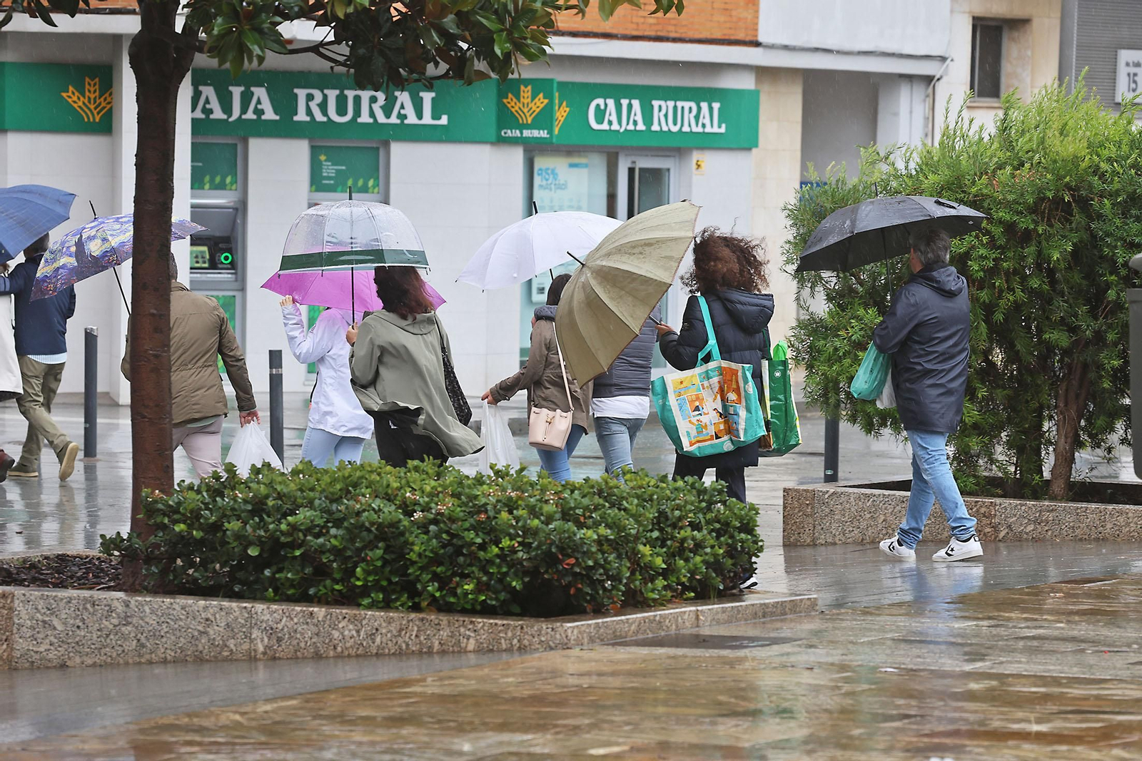 Imágenes de la lluviosa mañana de sábado en Huelva