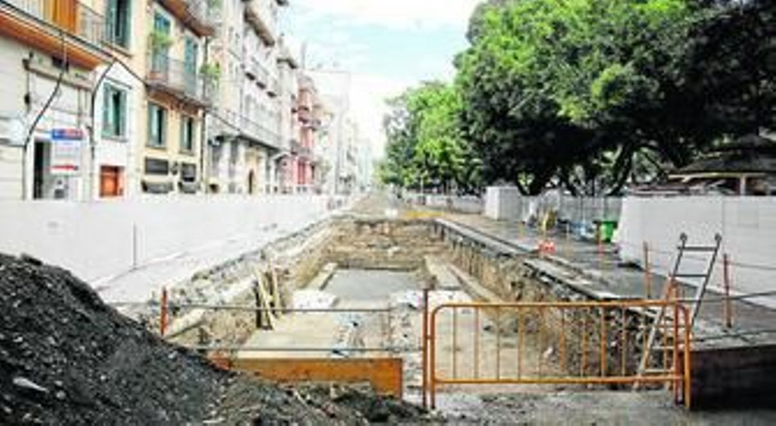 El lateral norte de la Alameda, abierto por las excavaciones arqueológicas que se alargan desde hace varias semanas. El lateral norte de la Alameda, abierto por las excavaciones arqueológicas que se alargan desde hace varias semanas.