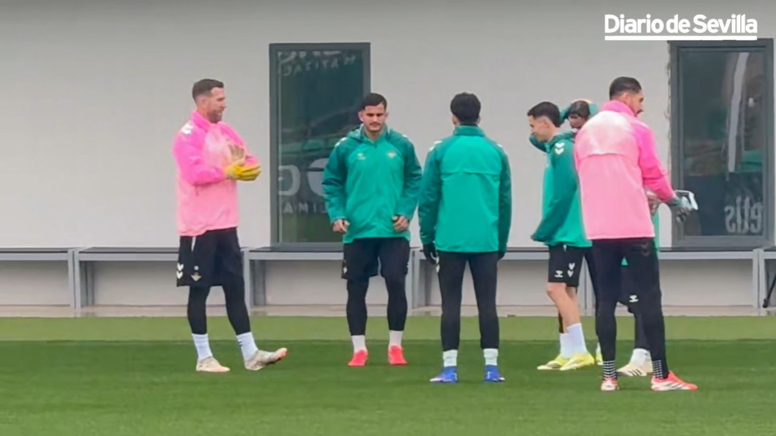 El entrenamiento del Betis, pasado por agua