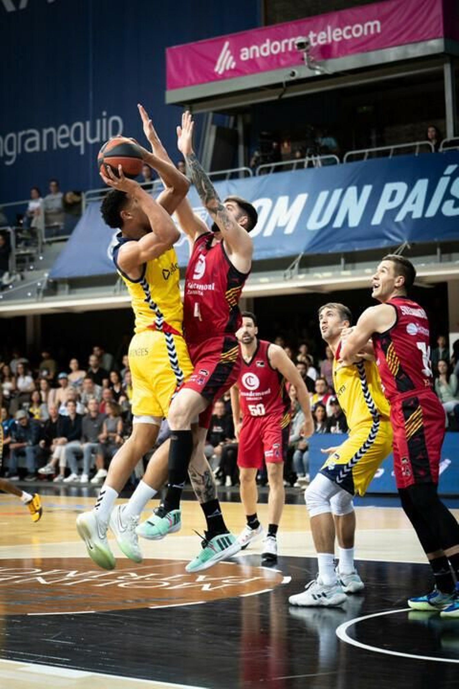 Tyson Pérez lanza a canasta.