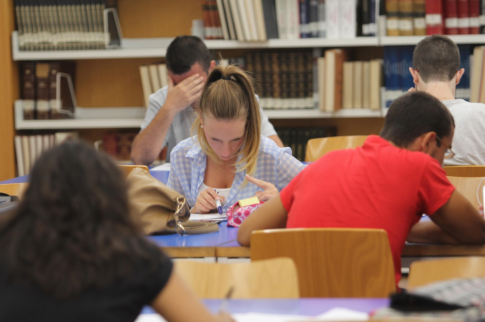 Una joven en una biblioteca. Una joven en una biblioteca.