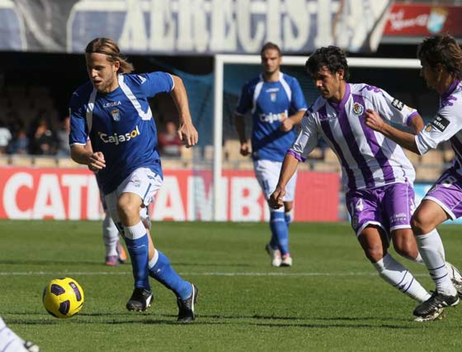 El centrocampista sevillano Cordero salía muy sonriente del vestuario por lo que suponía este resultado para el equipo.

Foto: Miguel Angel Gonzalez