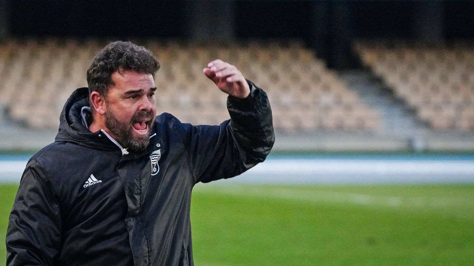 El técnico vivió con intensidad el duelo contra el Ceuta B.