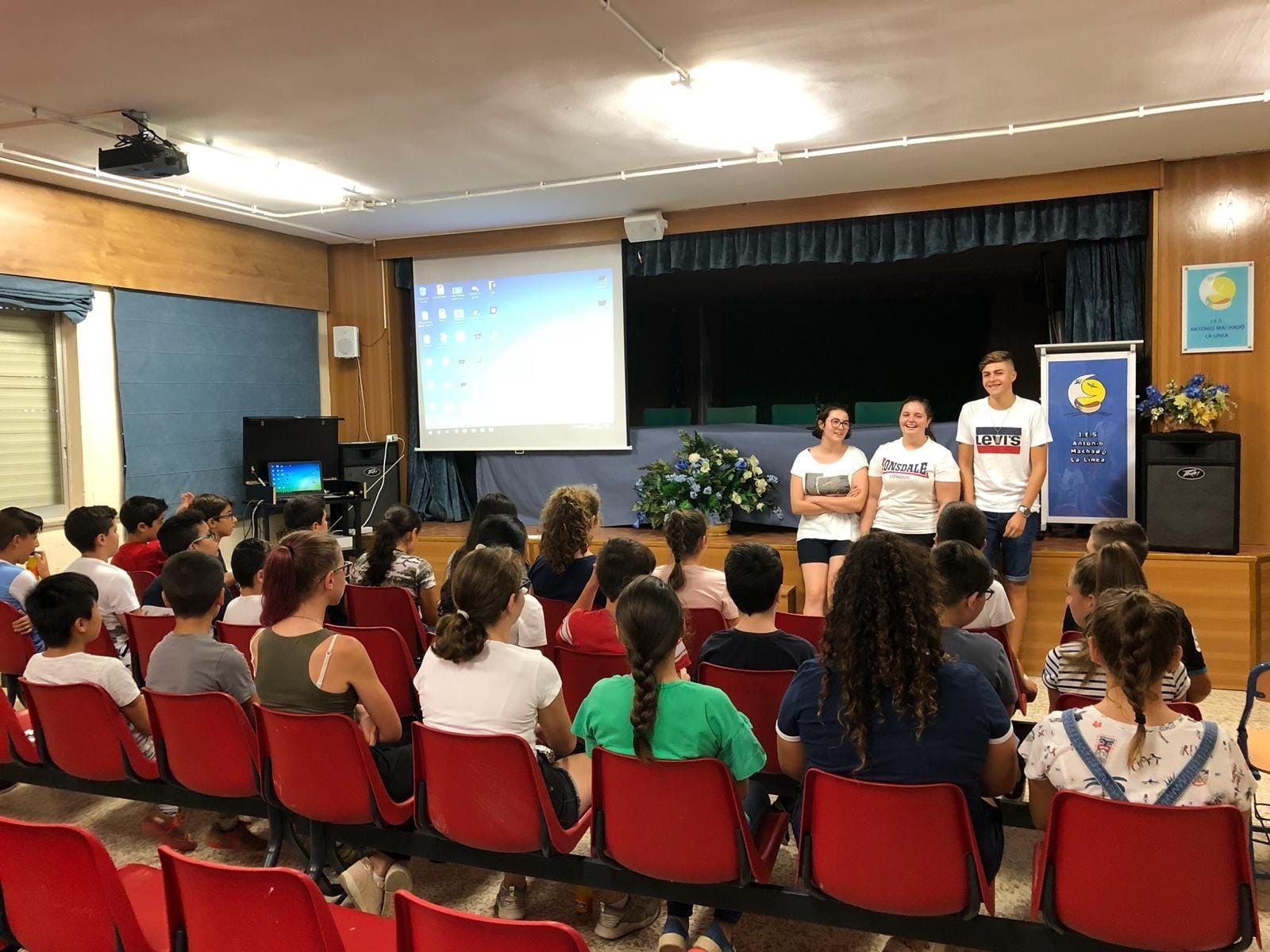Alumnos del IES Antonio Machado de La Línea, en el salón de actos.