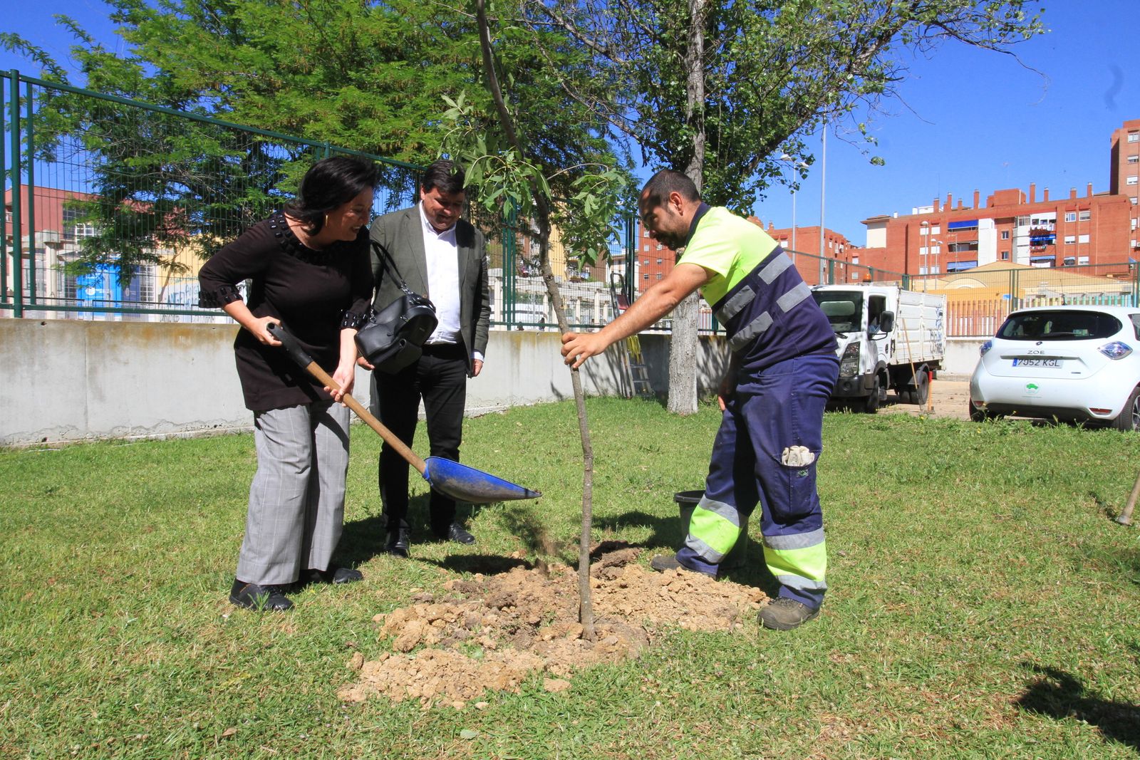 Imágenes de la plantación de árboles llevada a cabo en el colegio Los Rosales, con motivo del incendio del año pasado
