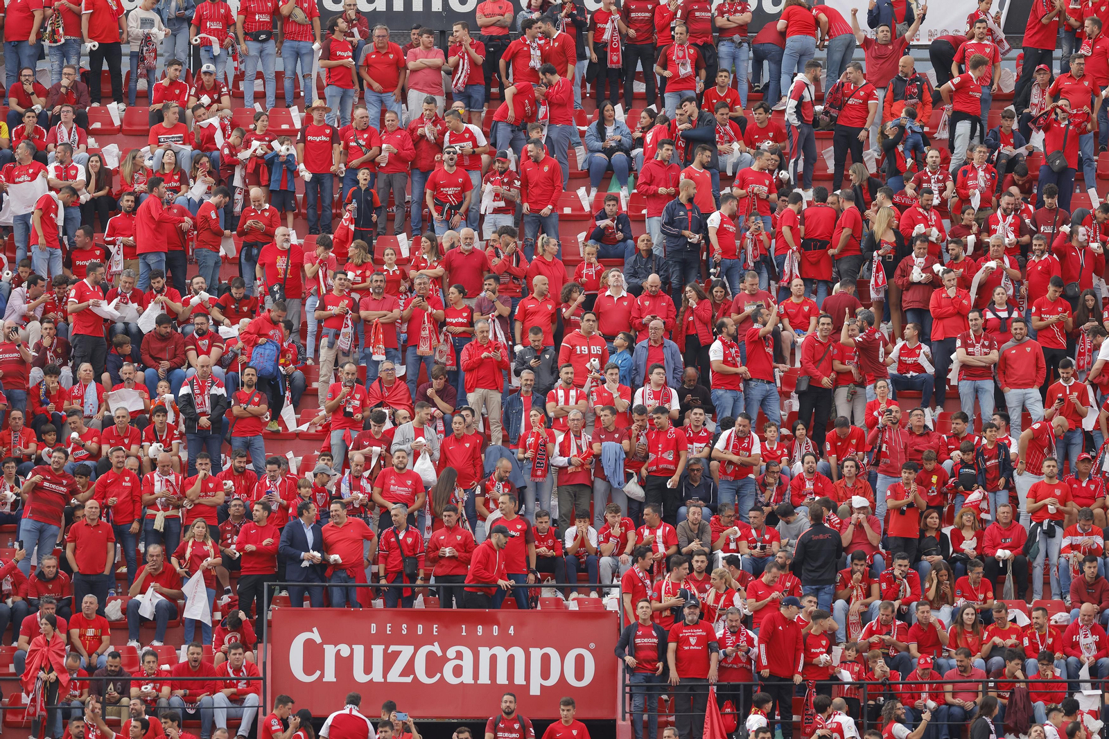 Búscate en las fotos del Sevilla-Juventus