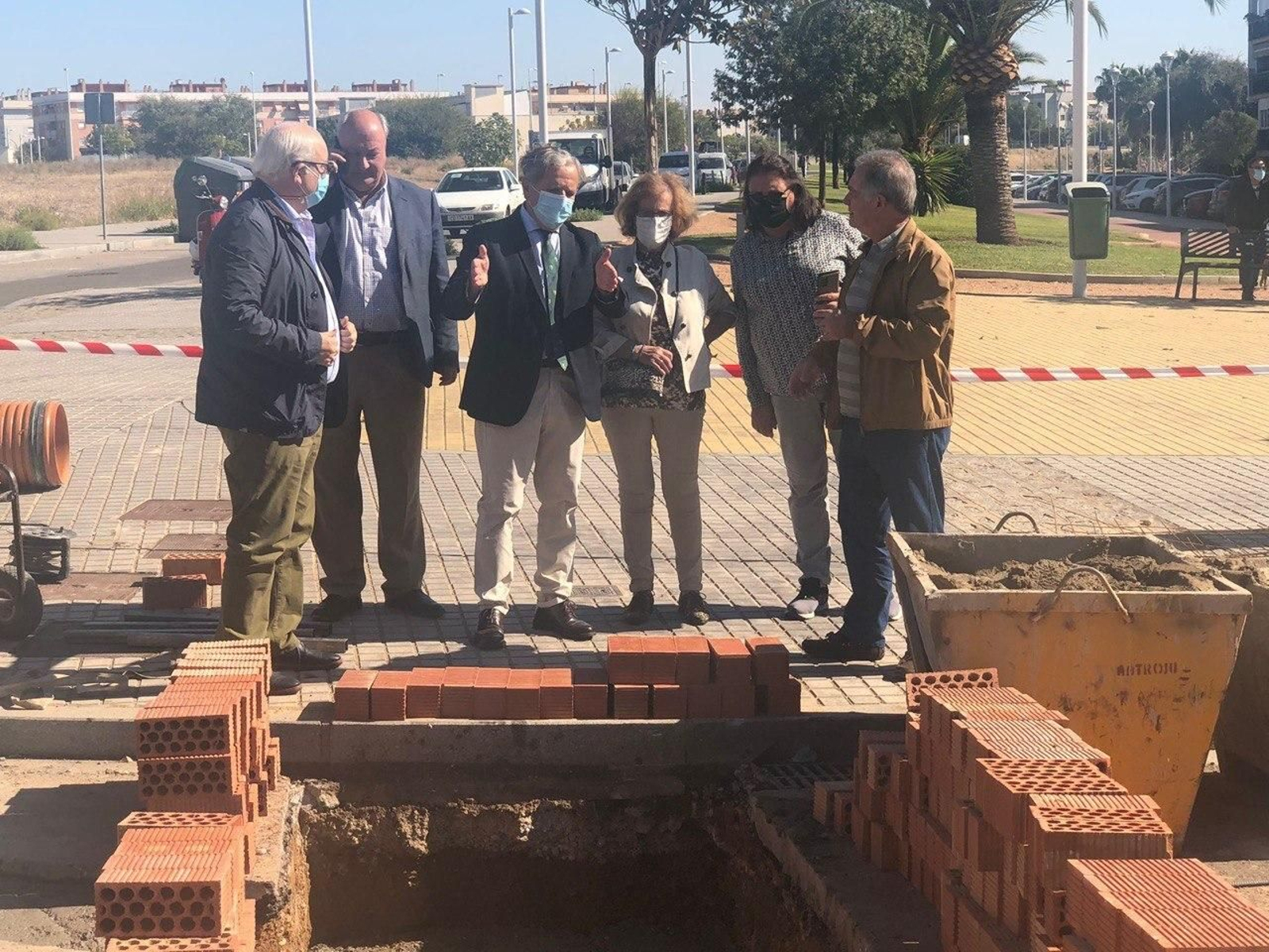 Salvador Fuentes, en el centro, durante su visita a las obras.