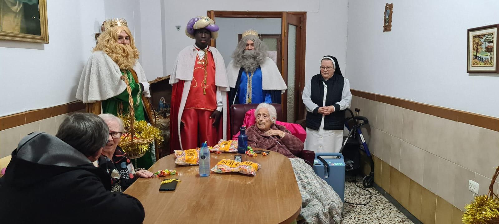 Serón disfruta de la llegada de los Reyes Magos en el Pabellón Municipal y en la residencia de mayores
