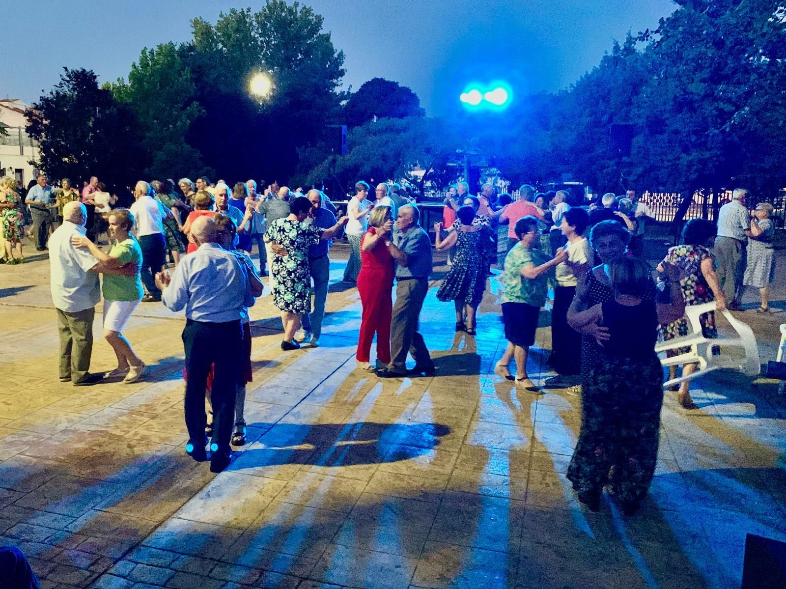 Multitud de personas disfrutando de la velada en una de las noches programadas dentro del programa
