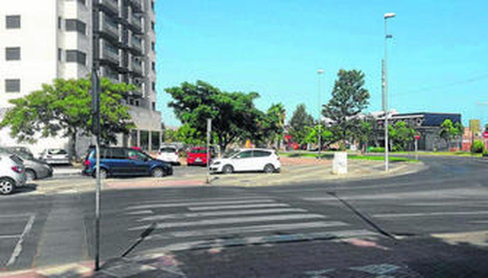 Bloque de vecinos próximo a las discotecas.