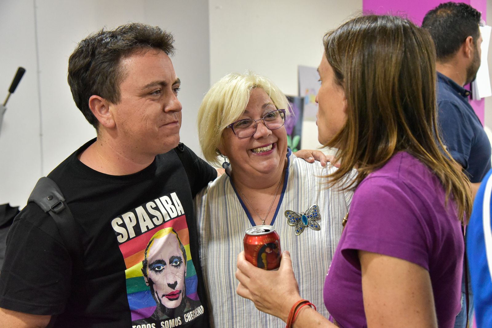 Mónica Rossi, en el centro, con miembros de Adelante Huelva, durante la noche electoral.