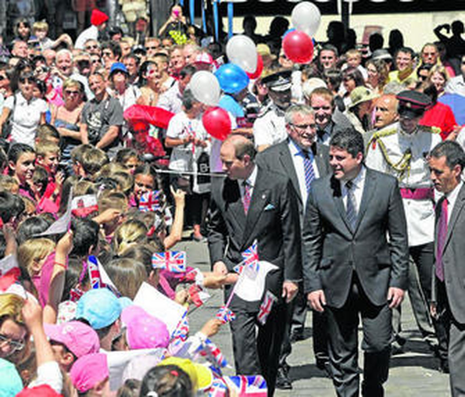 El príncipe Eduardo, en la plaza de John Mackintosh junto al ministro principal, Fabian Picardo.