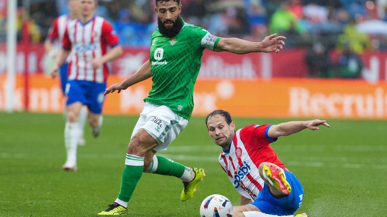 Fekir trata de robarle el balón a Blind.