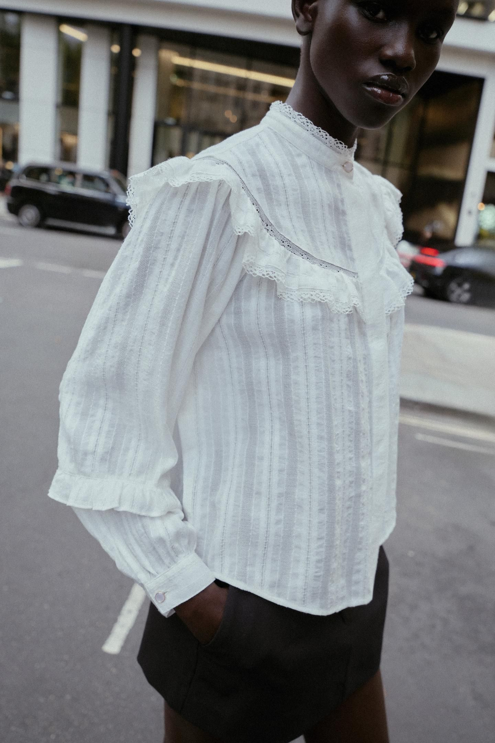 Blusa con encajes de Zara.