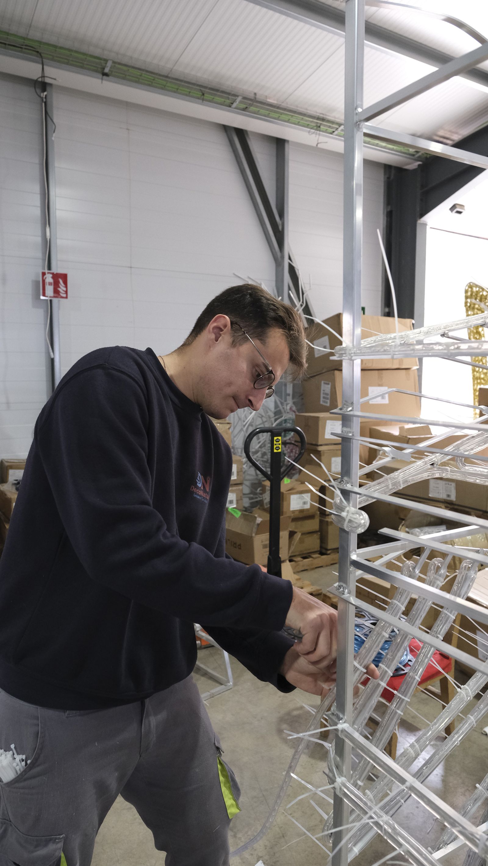 Desde Huécija a todo el mundo, Deconature, alegra la navidad con sus luces, en imágenes