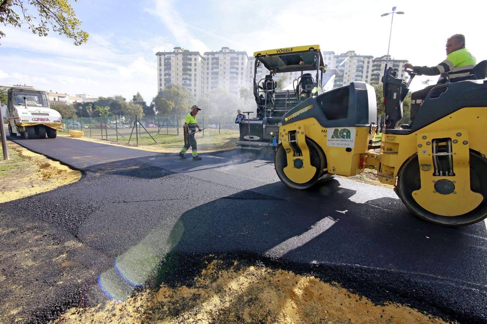 Imagen del asfaltado de los caminos peatonales.