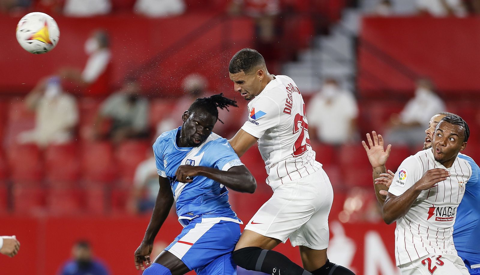 Diego Carlos cabecea con potencia en el Sevilla-Rayo Vallecano.