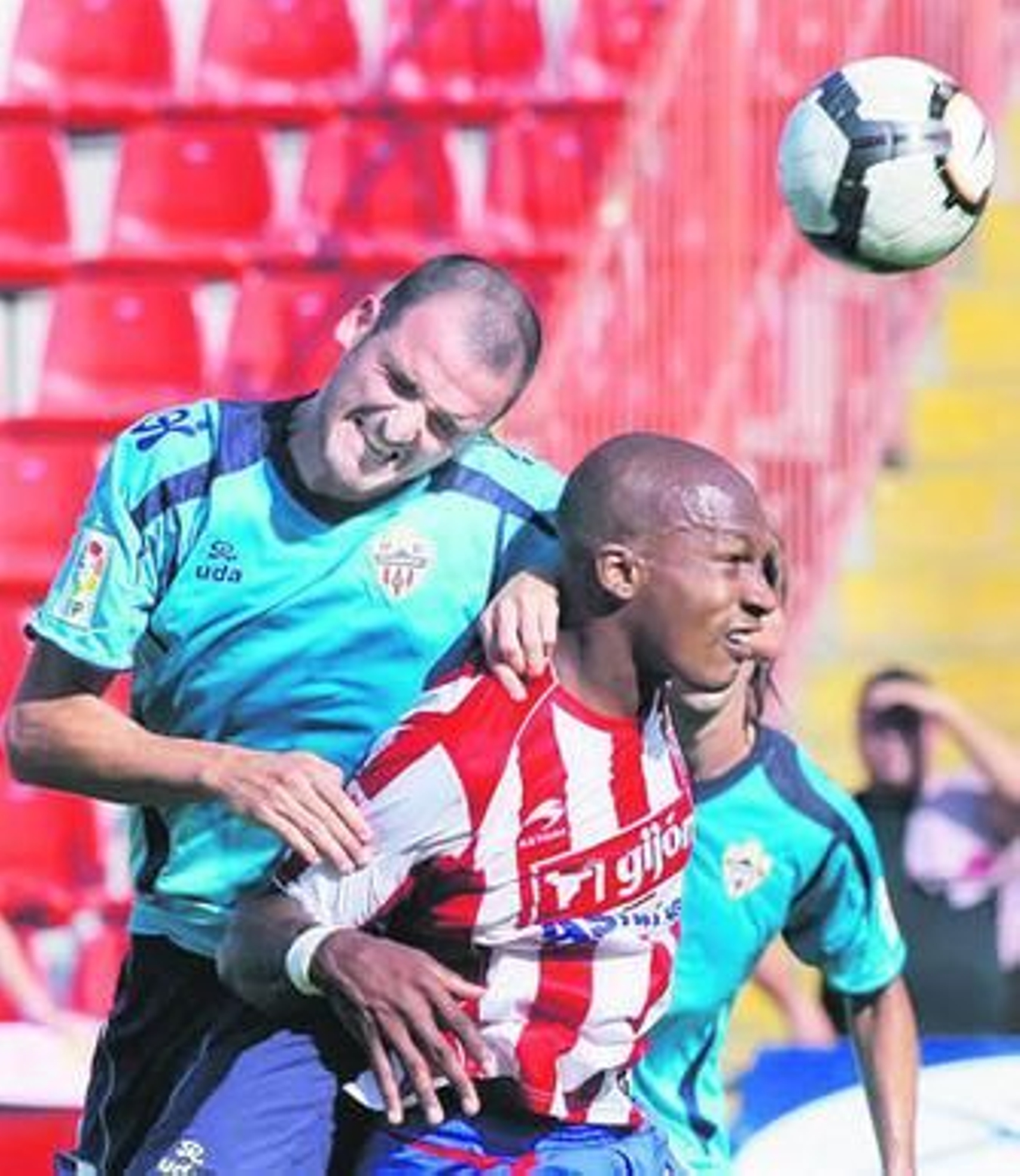 Soriano trata de cabecear ante el sportinguista Gregory.