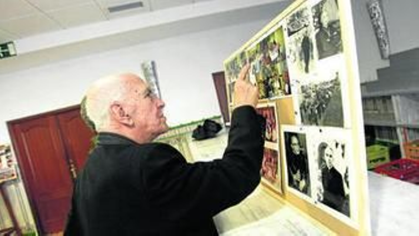 El padre Junco observa algunas fotografías de distintos momentos de su vida. El padre Junco observa algunas fotografías de distintos momentos de su vida.