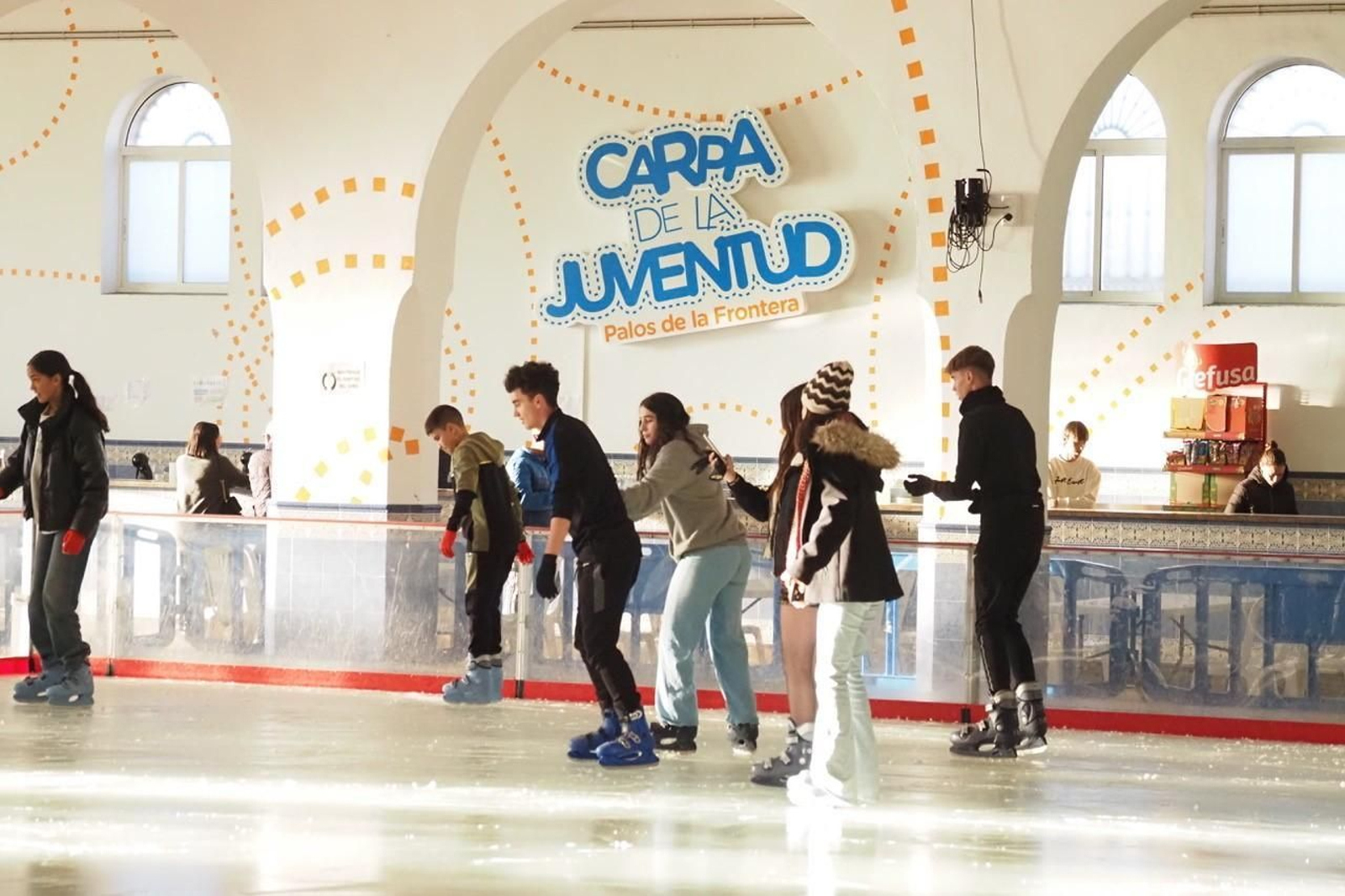 La pista de patinaje sobre hielo en Palos de la Frontera. La pista de patinaje sobre hielo en Palos de la Frontera.
