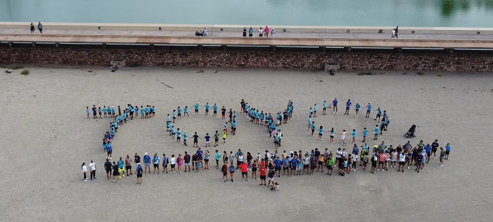 Los integrantes del club de la barriada almeriense se colocan para formar la palabra Toyo vista desde una posición más alta.