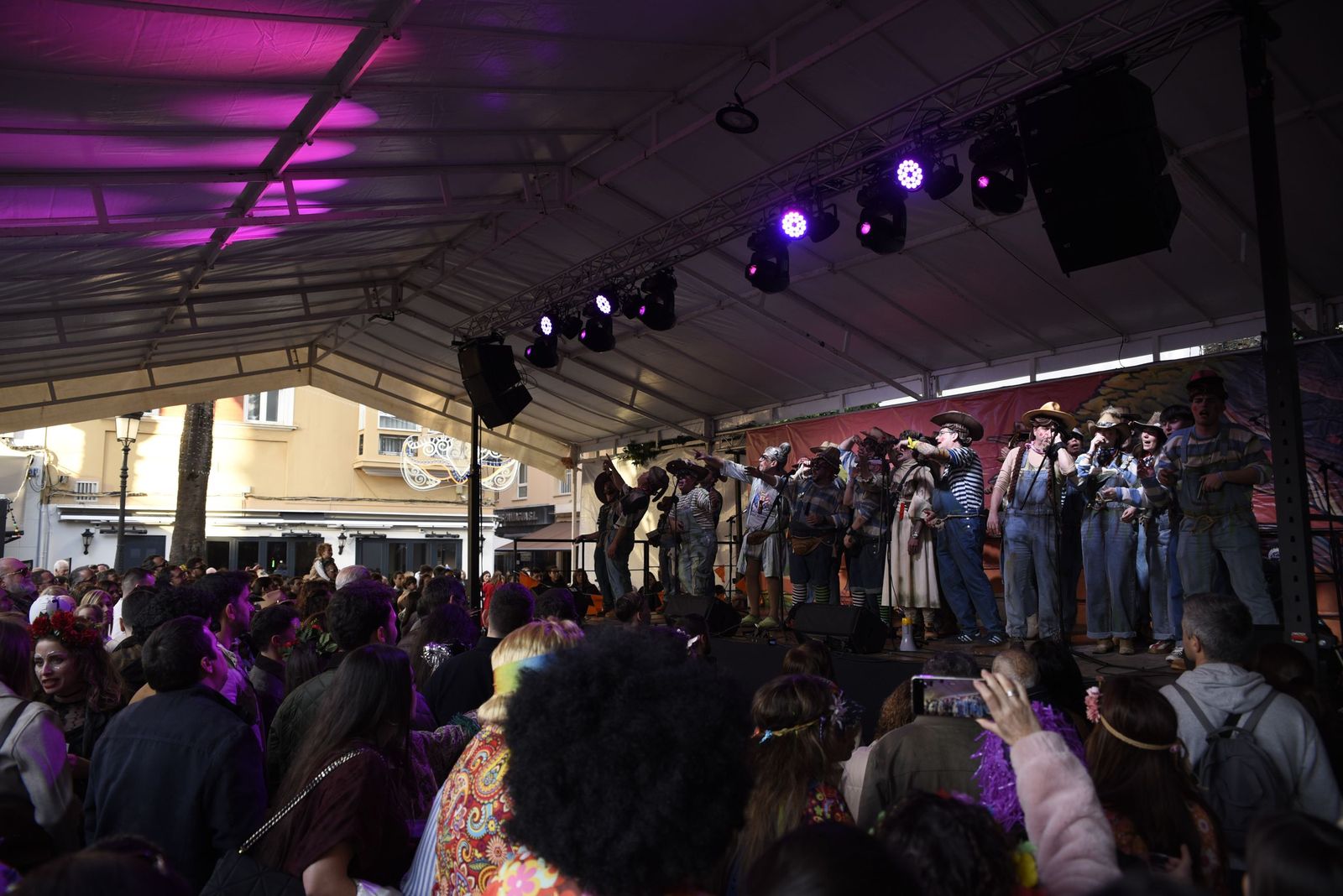 Búscate en las fotos de la fiesta en la calle del sábado en el Carnaval de la Concha Fina de La Línea