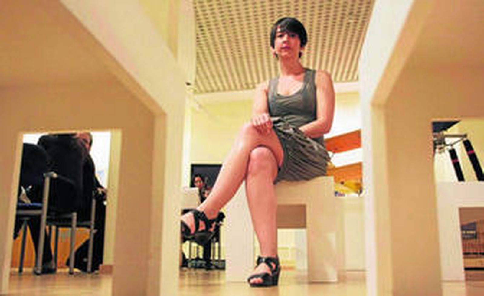 La escritora posa poco antes de comenzar la presentación de su libro en el Centro de Exposiciones de CajaGranada.