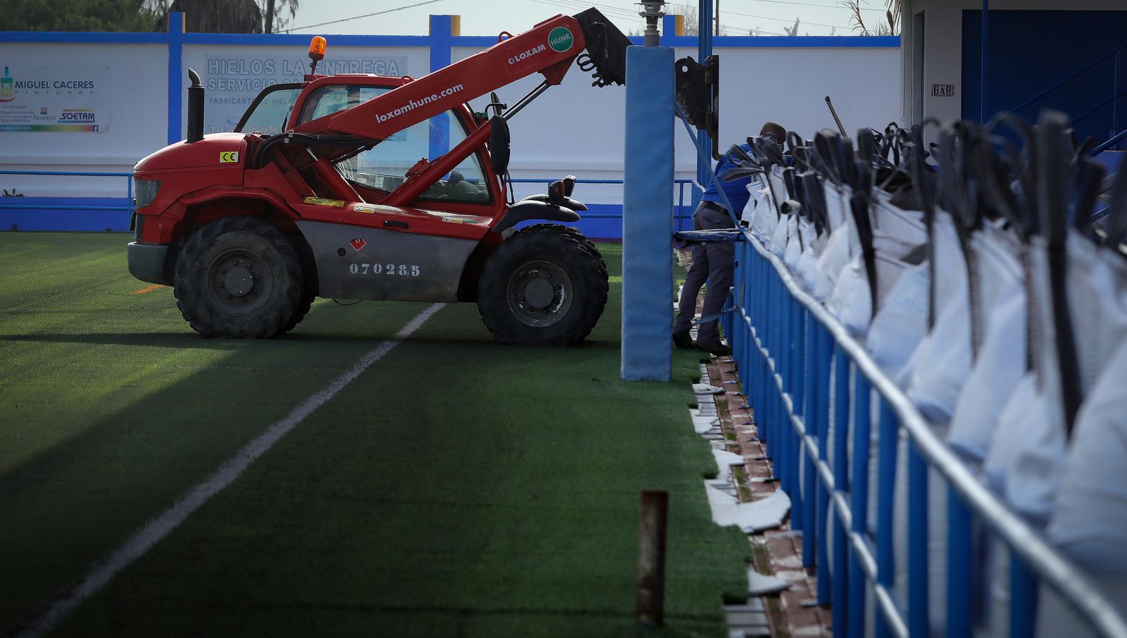 Así luce el Estadio Municipal de Guadalcacín tras el cambio de césped