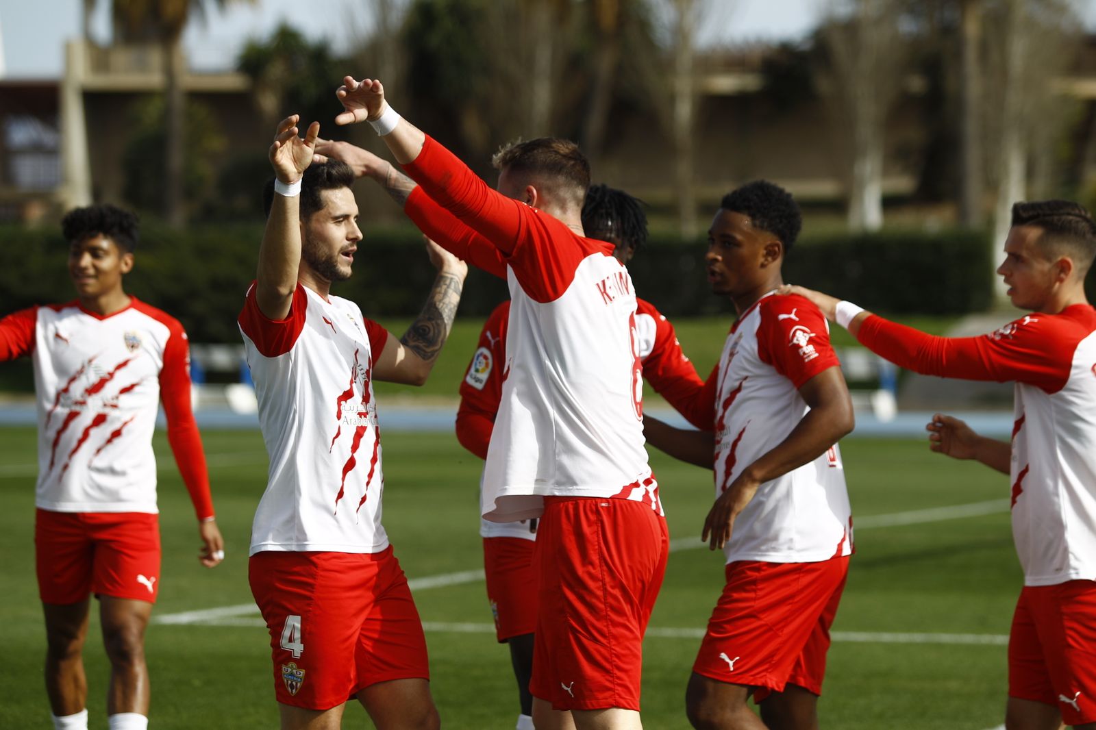 Alegría de los futbolistas del filial del Almería tras un gol.