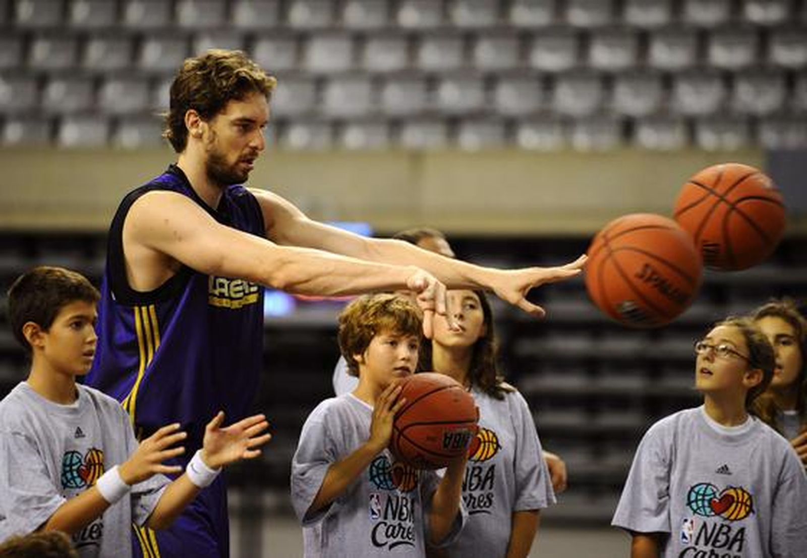 Los Lakers preparan su partido de la gira europea de la NBA frente al Regal Barcelona. / AFP