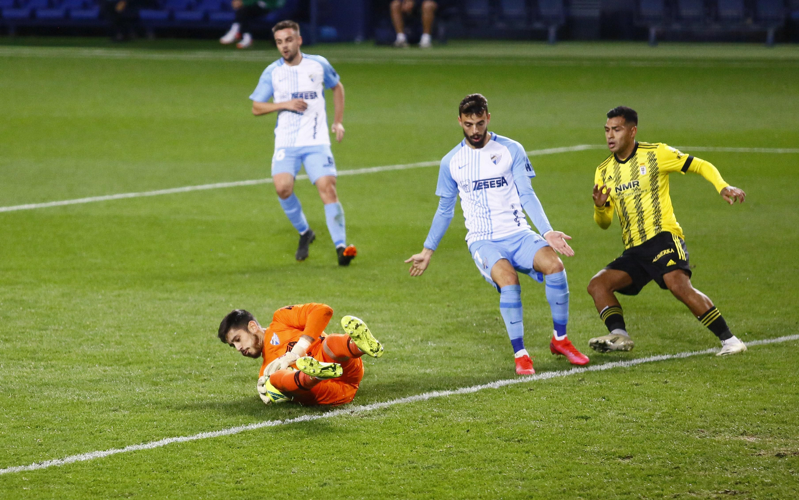 Dani Barrio atrapa el balón en el Málaga-Oviedo.