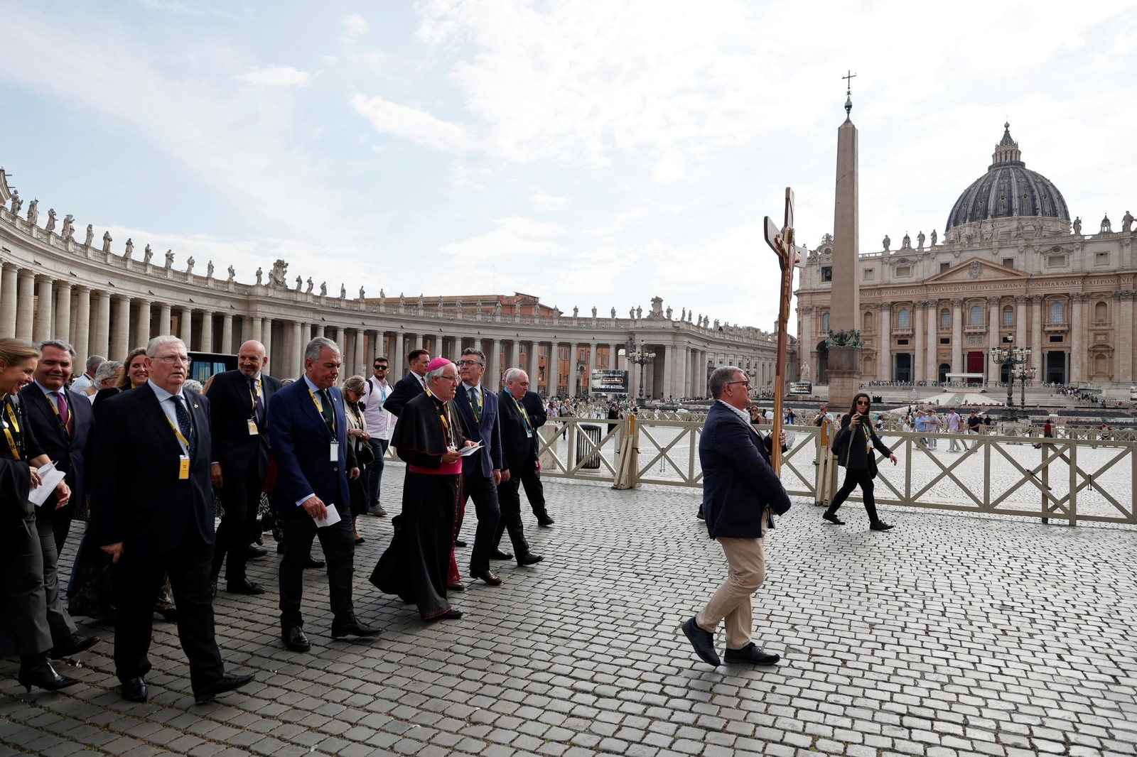El alcalde y parte del equipo municipal durante la peregrinación a la Puerta Santa.