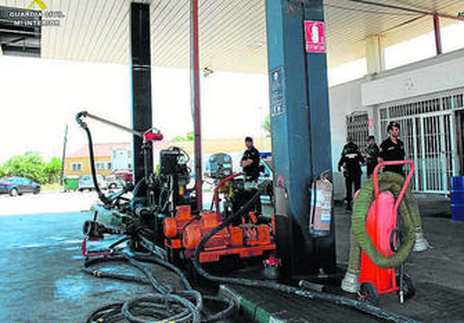 Los agentes durante el registro a una de las gasolineras.