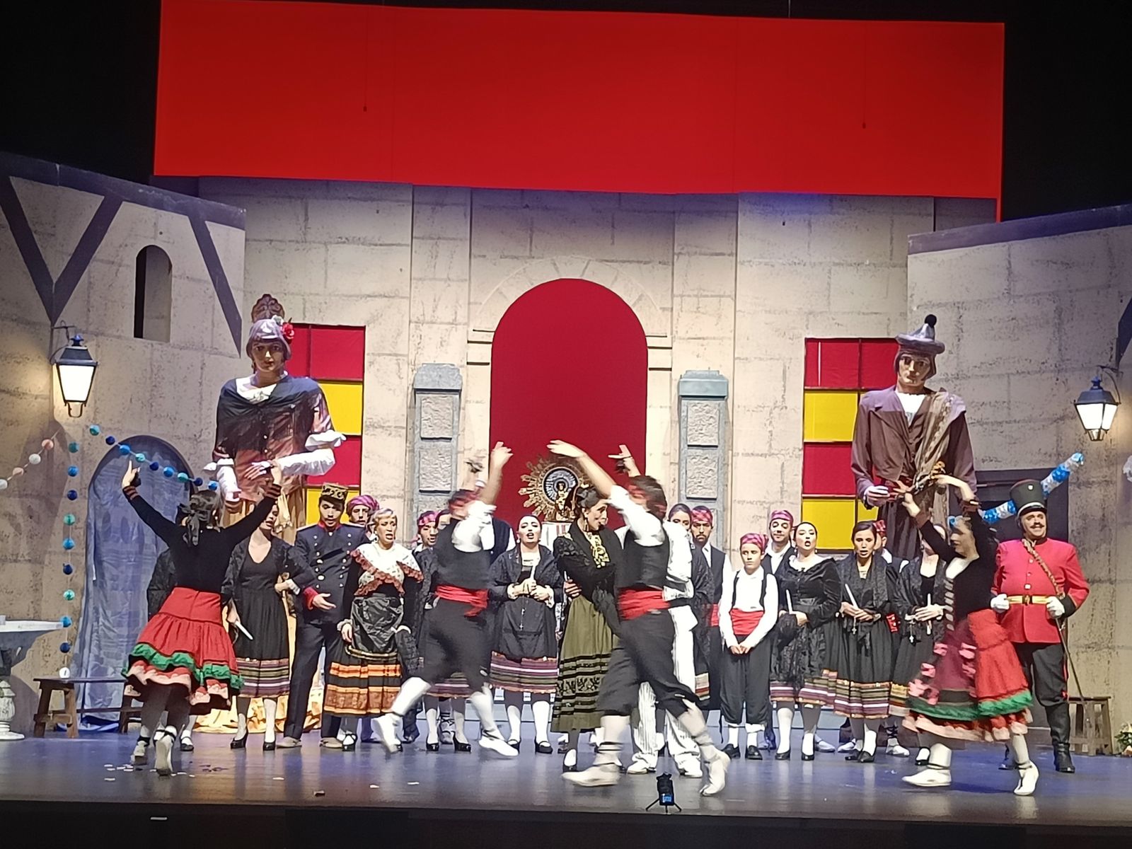 Tercos y rudos, gigantes y cabezudos.