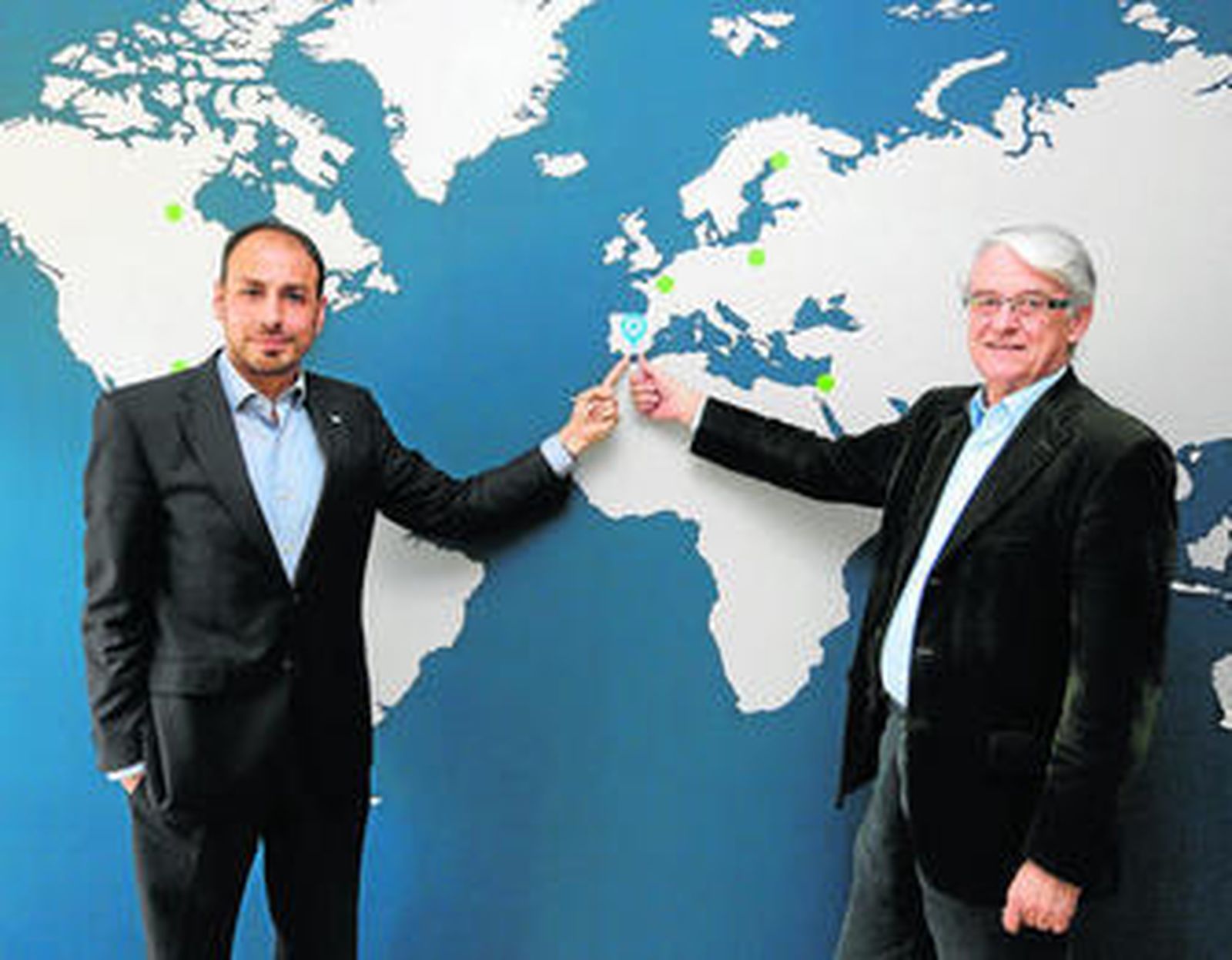 Fernando Hardasmal y Luis Fernando Martínez, subdirector y director general de AT4 Wireless, ayer en la empresa.