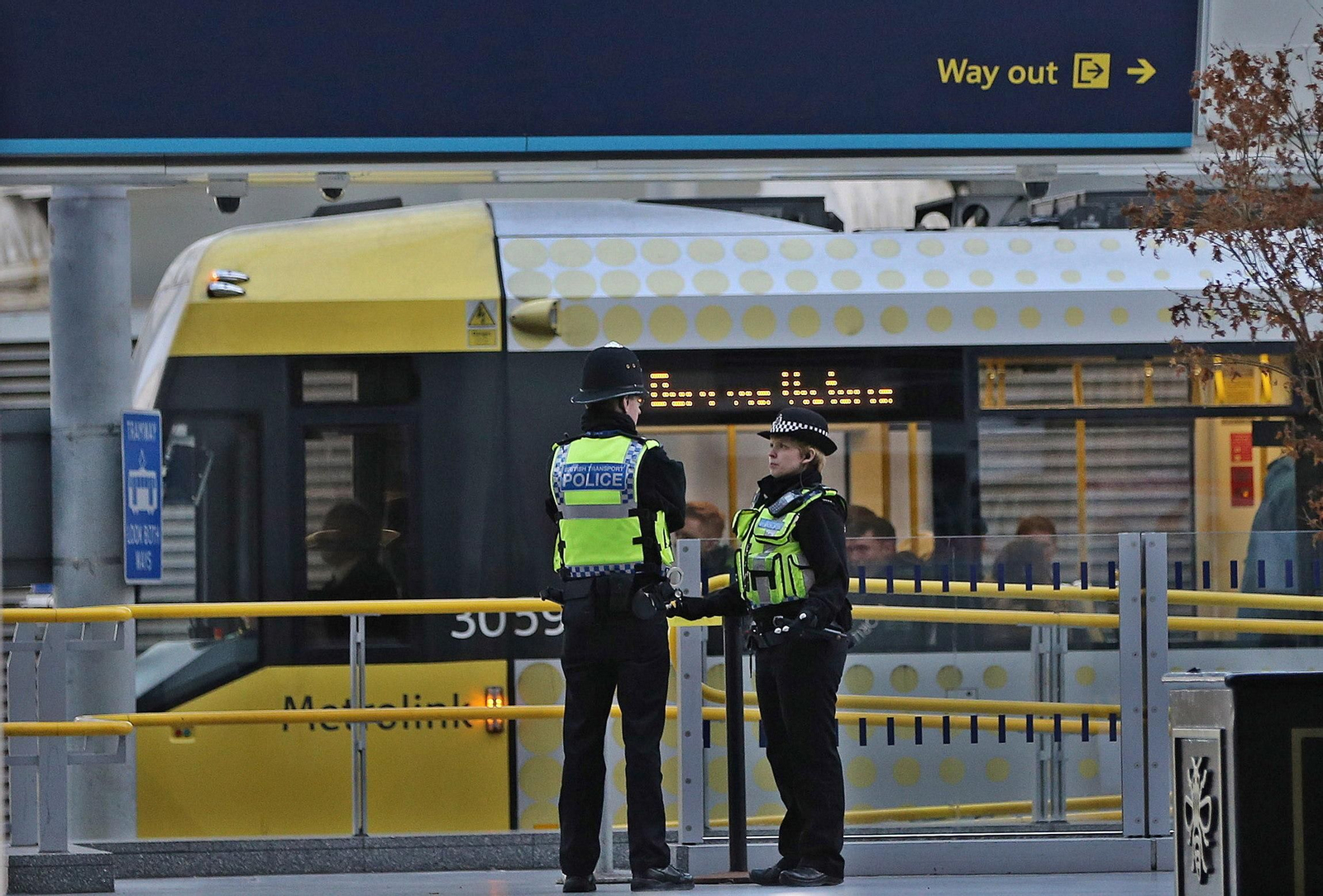 Dos agentes de policía en la estación Victoria Metrolink de Manchester donde tres personas fueron apuñaladas.