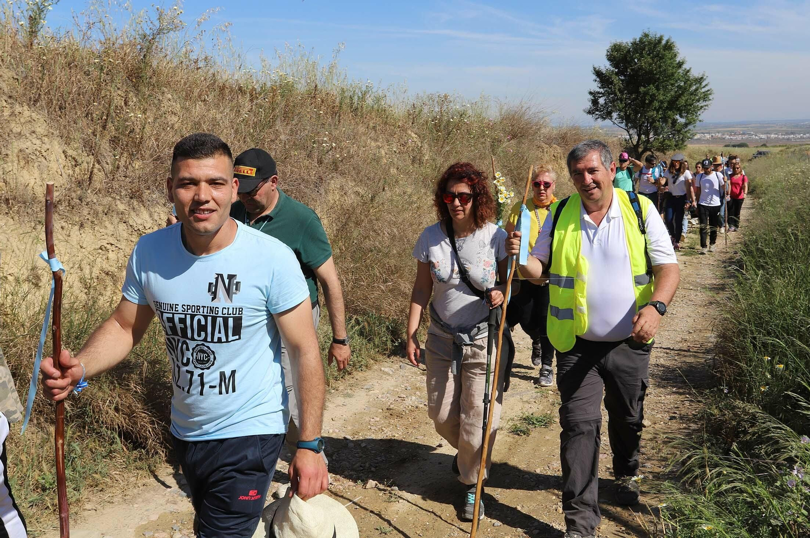 Imágenes de los presos de la cárcel de Huelva en su camino hacia El Rocío