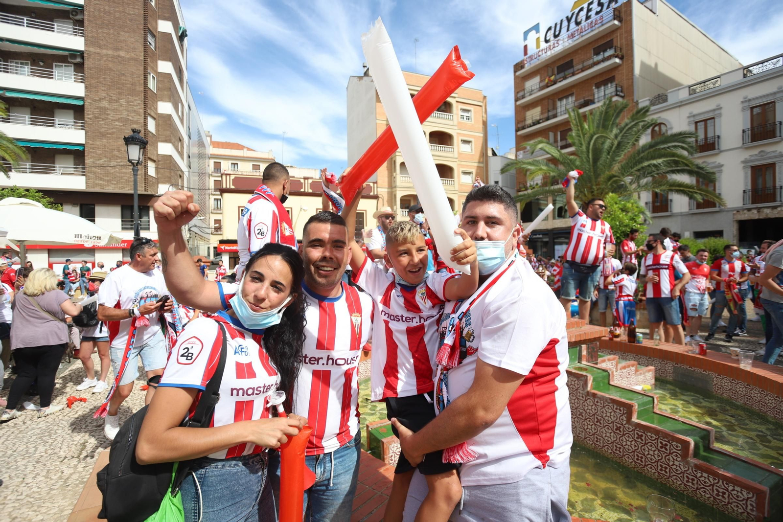 Ambiente de la afición del Algeciras en Almendralejo antes de la final por el ascenso.