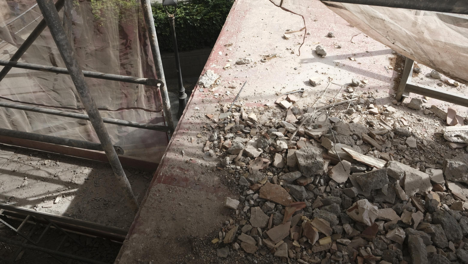 Las mejores imágenes del derribo de la oficina central de Correos en Almería