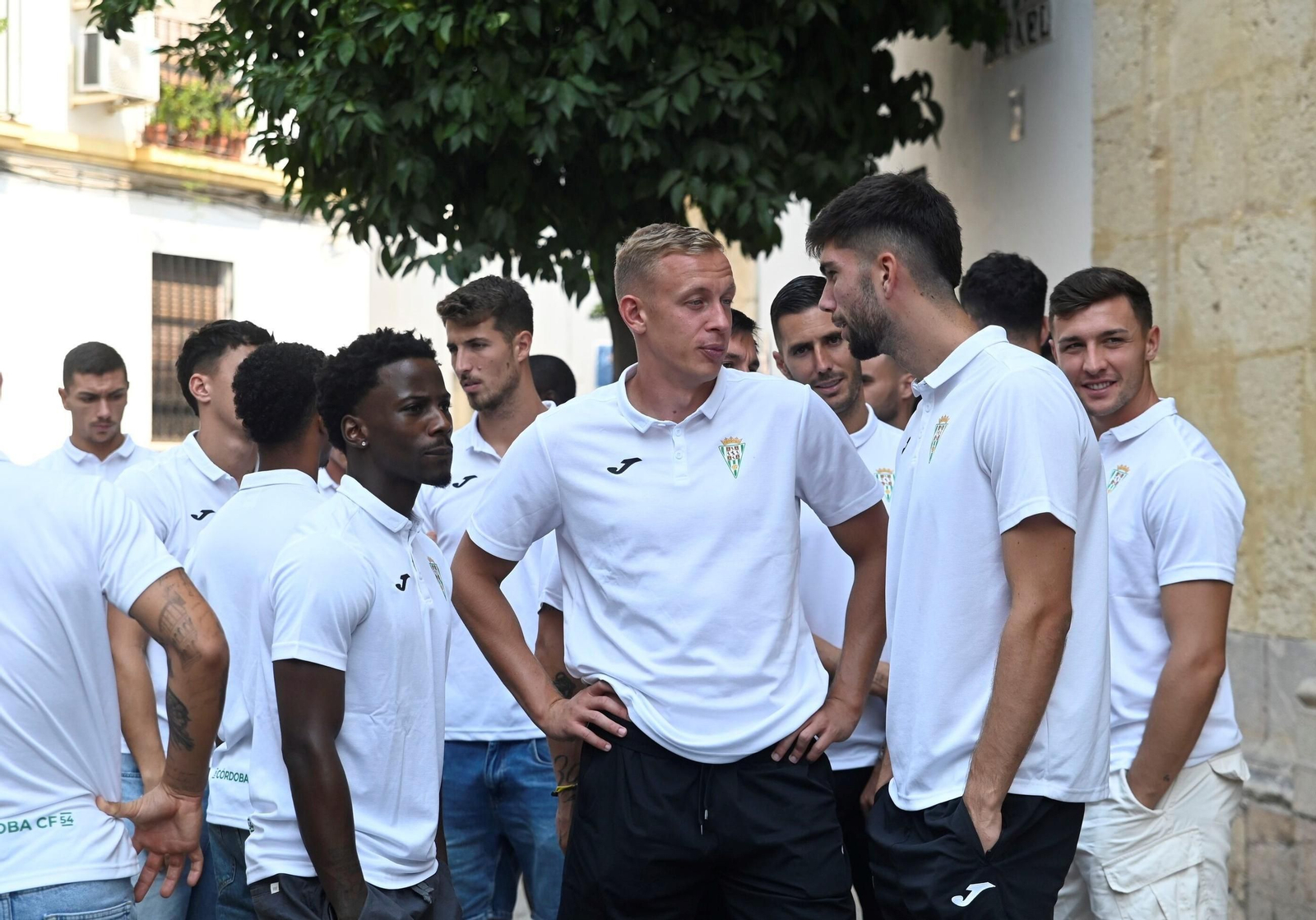 La tradicional ofrenda del Córdoaba CF a San Rafael antes del debut en El Arcángel, en imágenes