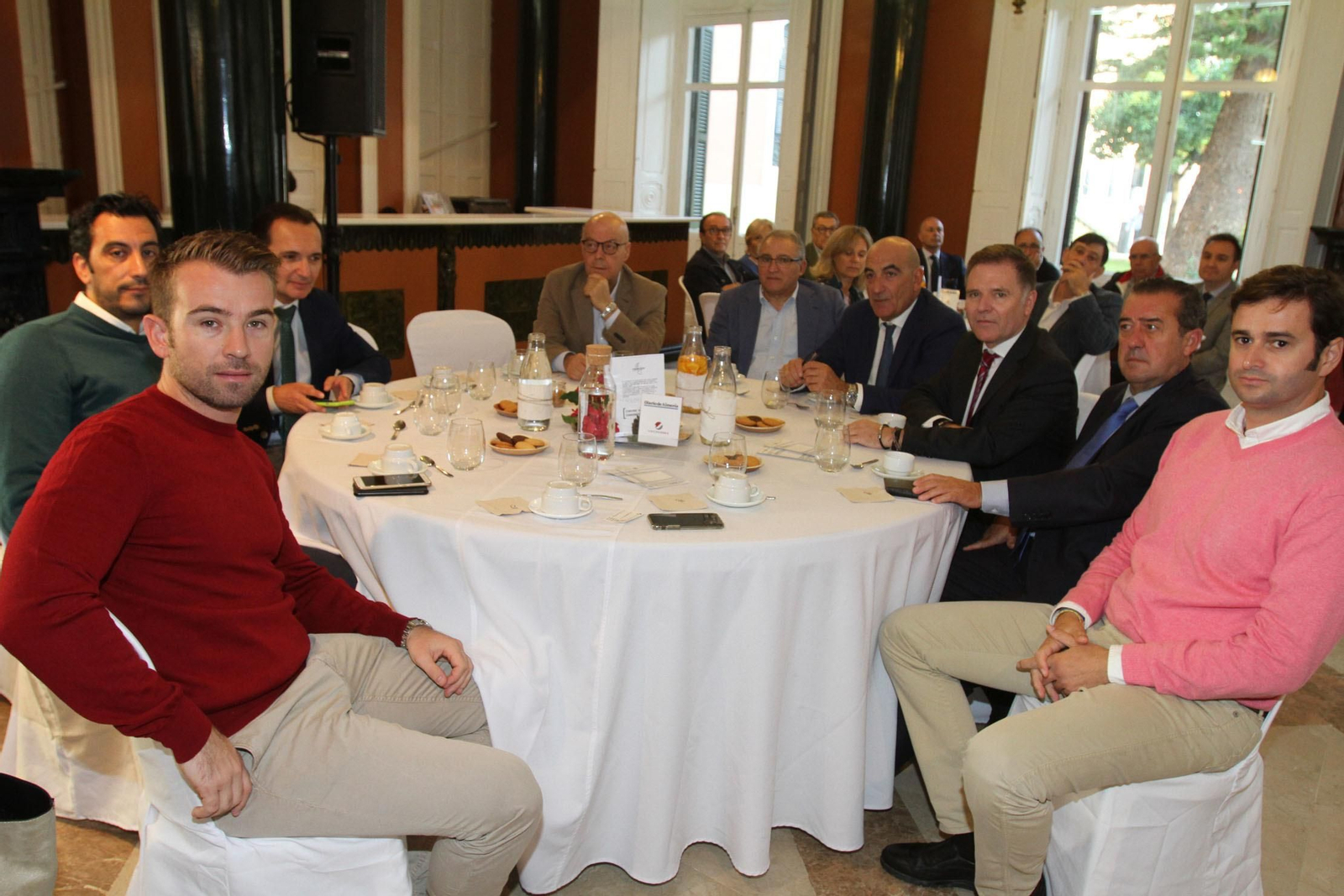 Imágenes de la conferencia y desayuno-coloquio de Gabriel Cruz, alcalde de Huelva