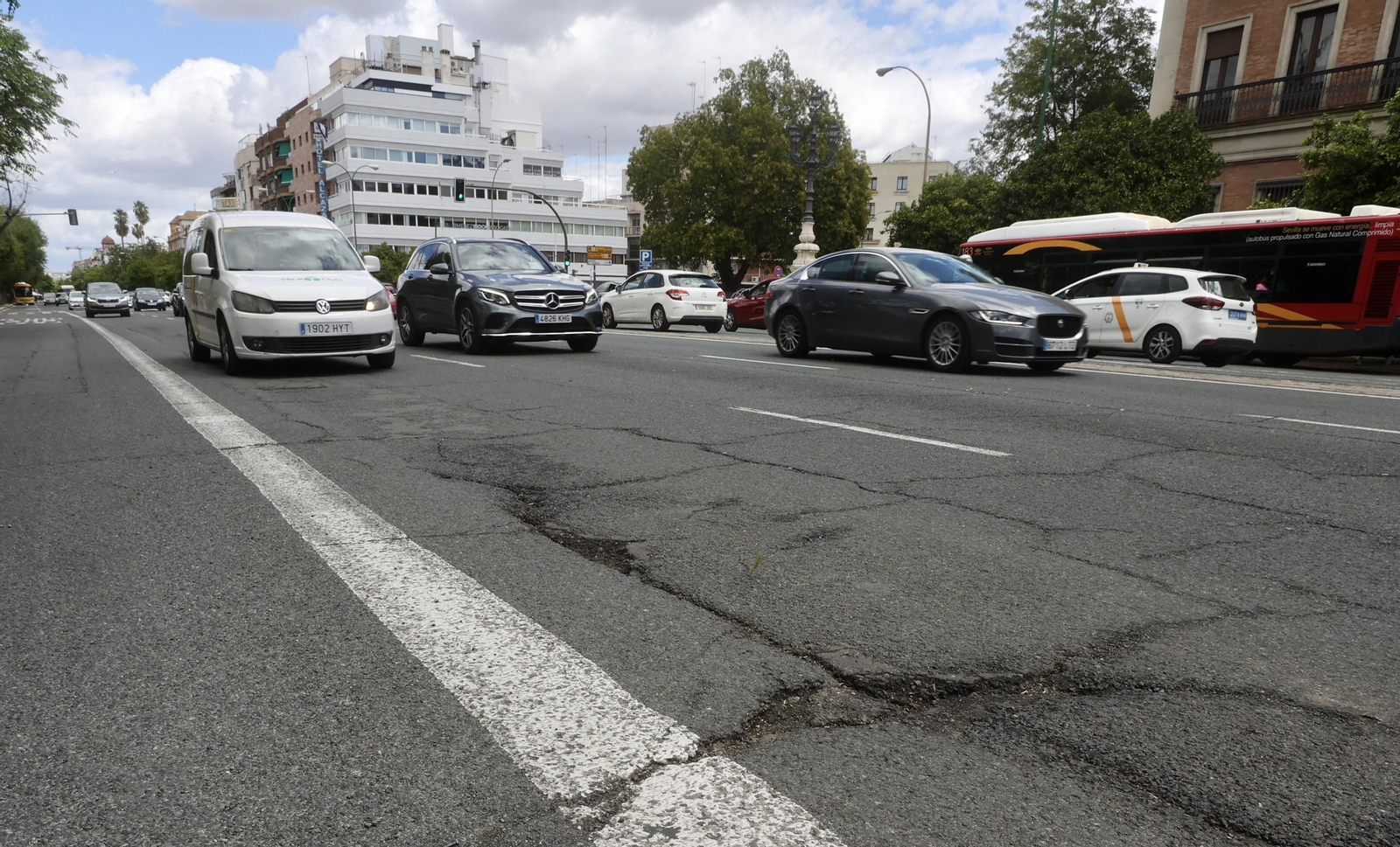 Grietas y baches en las avenidas principales