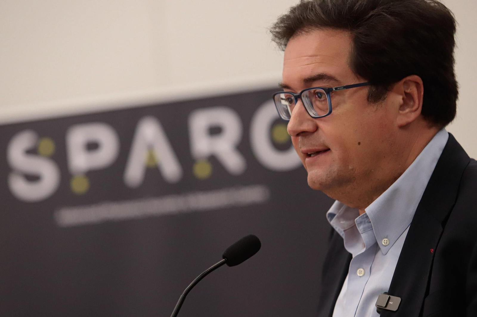 El ministro Óscar López, en su visita a la tecnológica Sparc en Vigo.