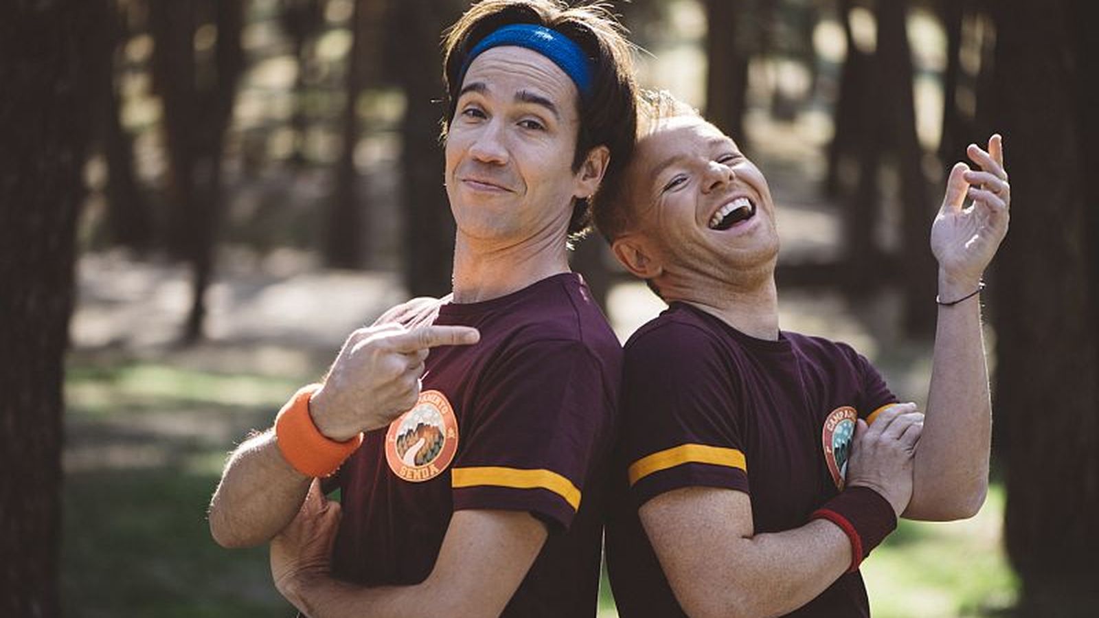 Julián González, a la derecha, junto a su compañero Manuel Feijóo en una serie para RTVE Playz, 'Colegas', en 2018