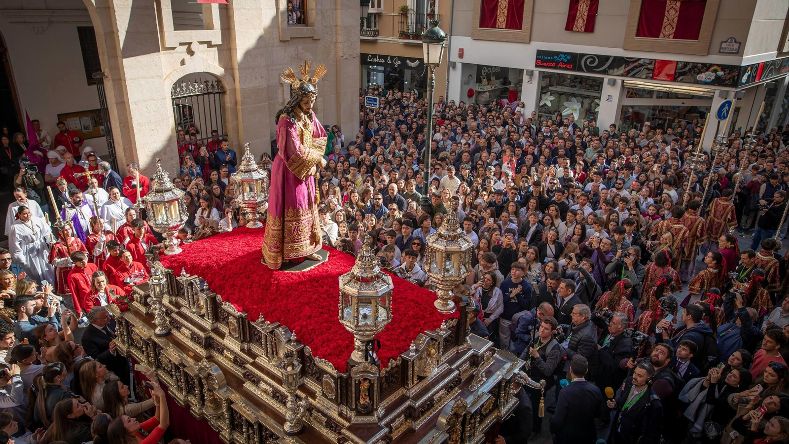 Salida de Nuestro Padre Jesús del Rescate desde la Parroquia de Santa María Magdalena de Granada, Lunes Santo 2025