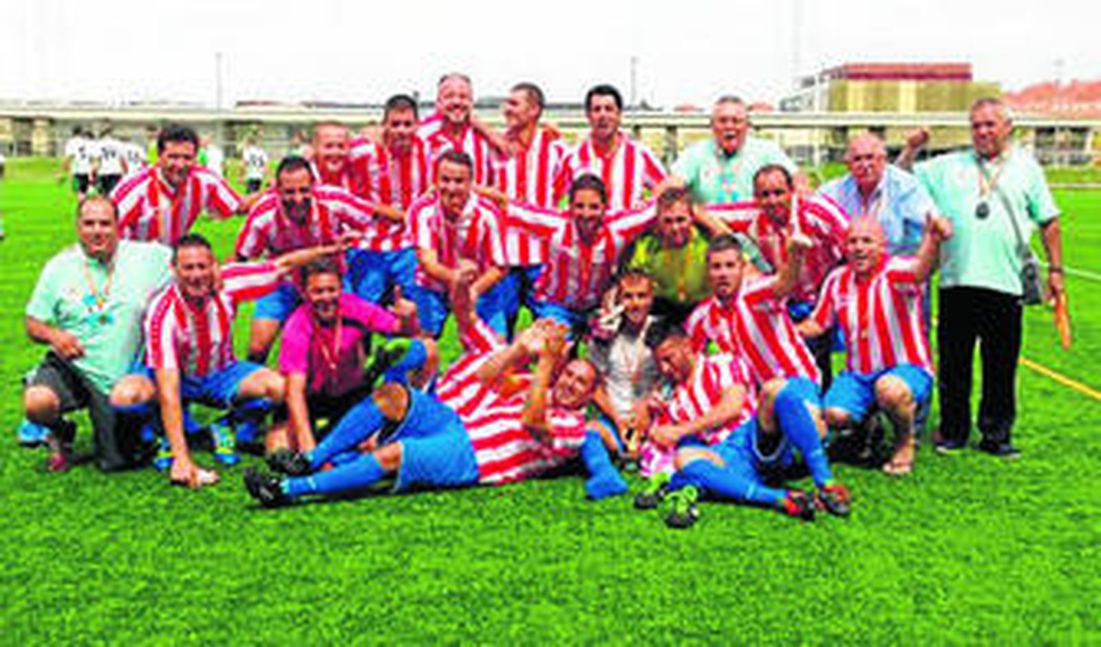 Foto de familia de la selección de la Asociación de Futbolistas Veteranos de la Provincia de Almería tras ganar en Las Rozas.
